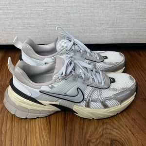 NIKE V2K RUN SIZE 9 metallic silver/white/black
